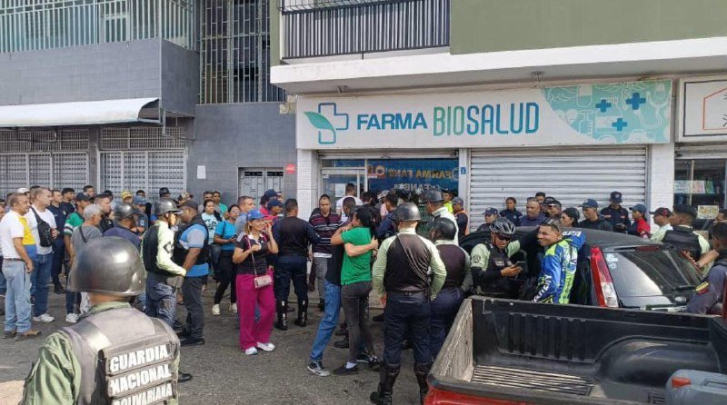 Un hombre asesinó a su esposa y luego se quitó la vida dentro de una farmacia